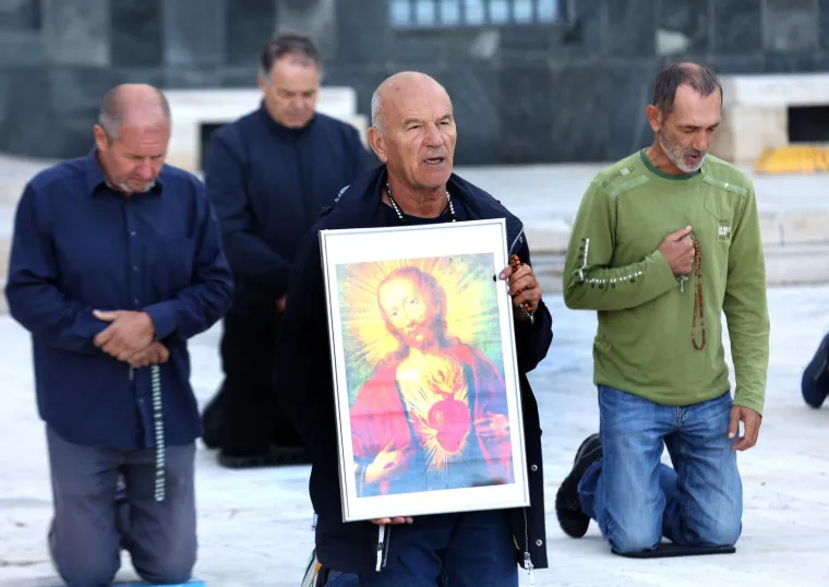 Molitelji okupirali hrvatske trgove, dočekali ih prosvjednici: 'Oprez, mizoginija!'