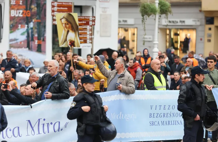 Molitelji okupirali hrvatske trgove, dočekali ih prosvjednici: 'Oprez, mizoginija!'