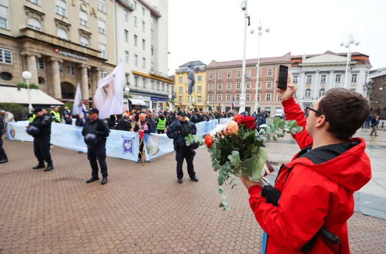 Molitelji okupirali hrvatske trgove, dočekali ih prosvjednici: 'Oprez, mizoginija!'