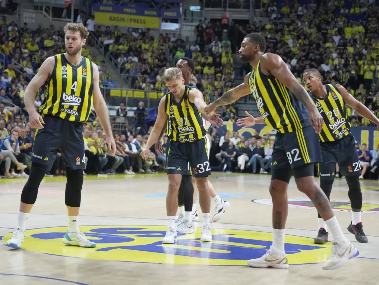 U prvom kolu Eurolige jedini je kao domaćin slavio Fenerbahče koji je u Istanbulu svladao Olympiakos sa 82-71. 