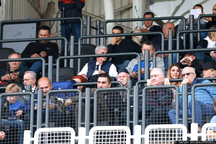 Scena za pamćenje na gradskom derbiju Dinama i Lokomotive. Pogledajte kakav je transparent upućen Mislavu Oršiću osvanuo na tribini