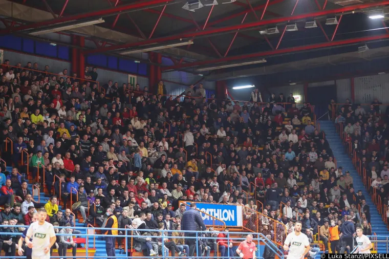 Zaiskrilo na ulazu na stadion, policija i navijači ušli u manji sukob: 'Hoćete li opet pucat'