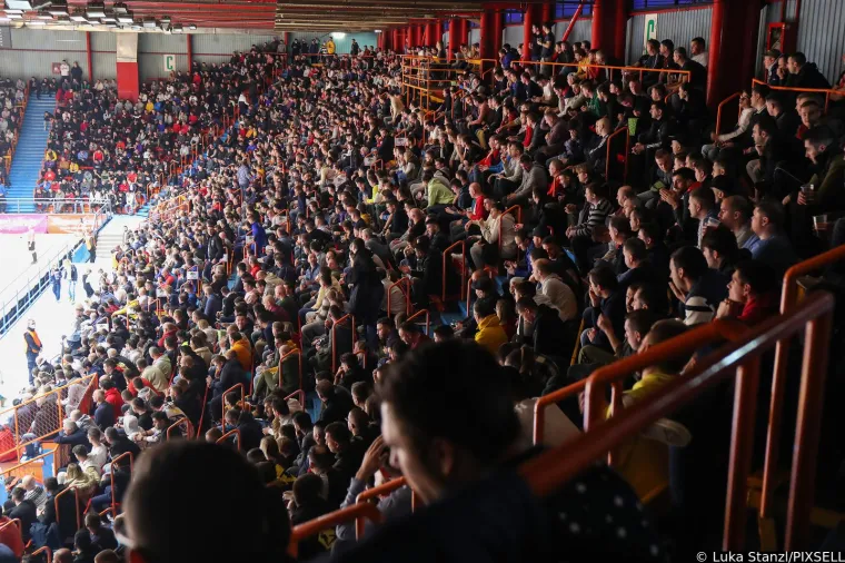 Zaiskrilo na ulazu na stadion, policija i navijači ušli u manji sukob: 'Hoćete li opet pucat'