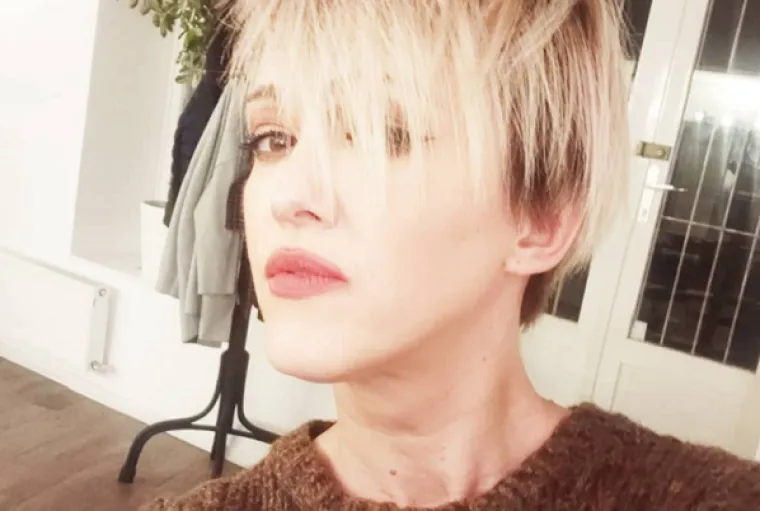 &quot;Moji problemi s endometriozom započeli su prije šest godina. Iskreno, dotad nisam ni znala da ta bolest postoji. Kako ovo stanje ima tisuću lica, nerijetko se razlikuje od žene do žene – kod mene se počelo manifestirati grčevima i nadutošću, a poslije su se bolovi s vremena na vrijeme pojačavali. Dosad sam imala tri jaka endonapadaja. Srećom, ne pojavljuju se često, ali kad se dogode, bol u trbuhu je nesnosna, prate je mučnina, hladan znoj, grčenje, bolovi u zdjelici i želucu te crijevima. Nakon ginekološkog pregleda ultrazvukom potvrđeno mi je da je riječ o endometriozi&quot;,  kazala je pjevačica za Story.

