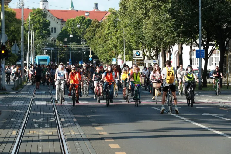 PRVI ZAGREBAČKI PRIDE RIDE: Šarena povorka na biciklima prošla središtem grada