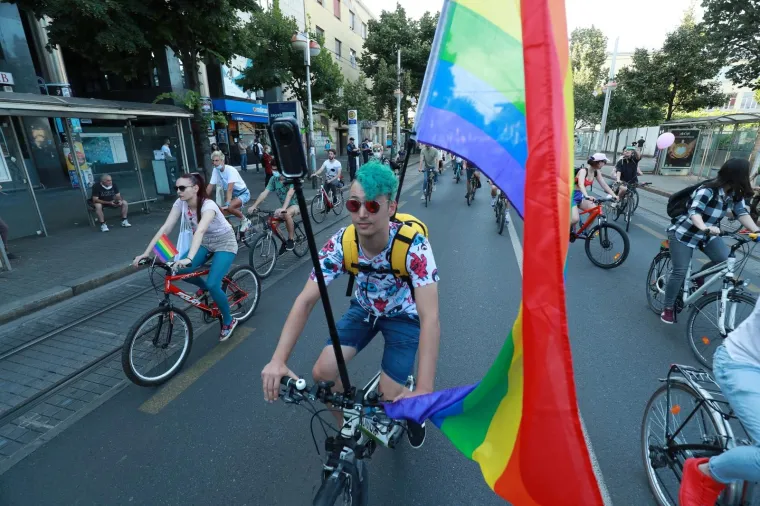 PRVI ZAGREBAČKI PRIDE RIDE: Šarena povorka na biciklima prošla središtem grada