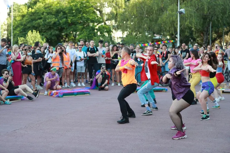PRVI ZAGREBAČKI PRIDE RIDE: Šarena povorka na biciklima prošla središtem grada