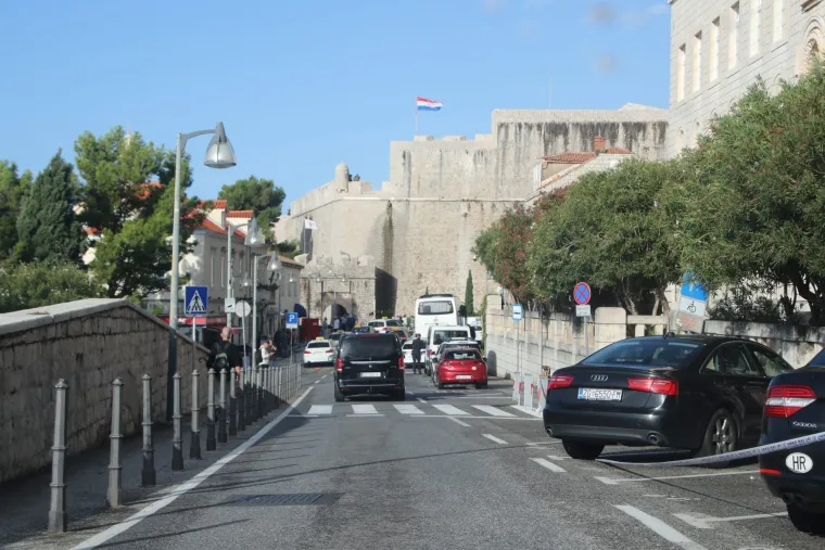 Policija, vojska, psi, postavljene trake. Uklonjeni čak i kontejneri. Dubrovnik je spreman za Zelenskog