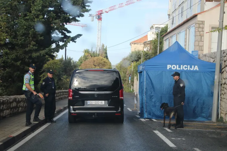 Policija, vojska, psi, postavljene trake. Uklonjeni čak i kontejneri. Dubrovnik je spreman za Zelenskog