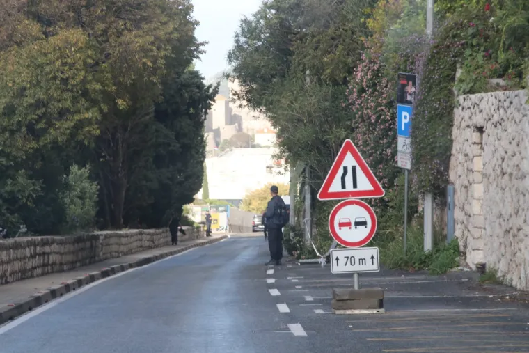 Policija, vojska, psi, postavljene trake. Uklonjeni čak i kontejneri. Dubrovnik je spreman za Zelenskog