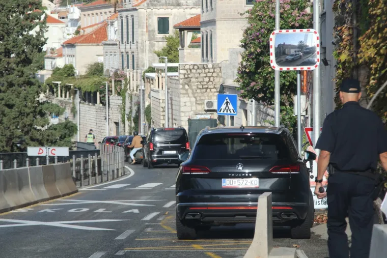 Policija, vojska, psi, postavljene trake. Uklonjeni čak i kontejneri. Dubrovnik je spreman za Zelenskog