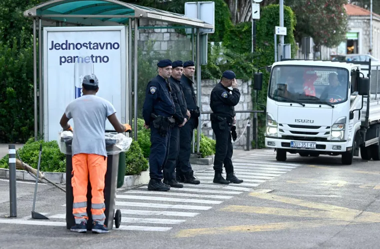 Policija, vojska, psi, postavljene trake. Uklonjeni čak i kontejneri. Dubrovnik je spreman za Zelenskog