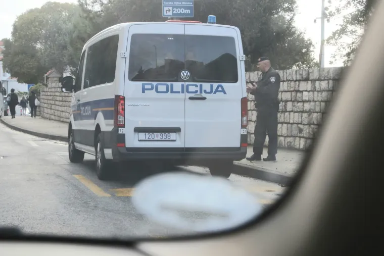 Policija, vojska, psi, postavljene trake. Uklonjeni čak i kontejneri. Dubrovnik je spreman za Zelenskog