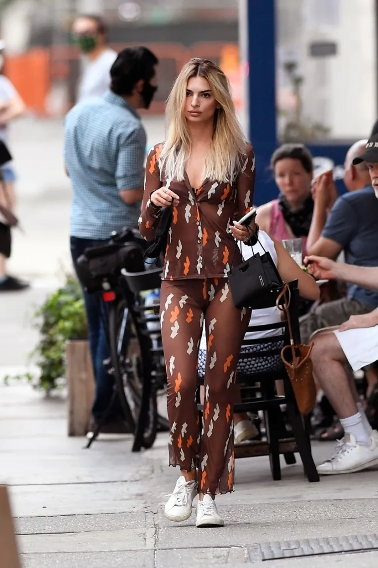 PROVOKATIVNO IZDANJE: Emily Ratajkowski mamila je poglede u prozirnom kombinezonu