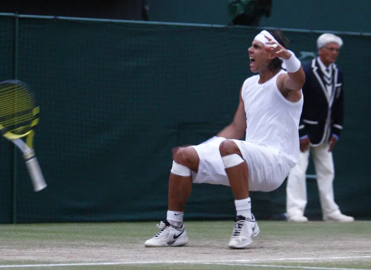 Epska pobjeda u finalu Wimbledona protiv Federera! U 2008. Nadal osvaja sve što se može osvojiti na zemljanoj podlozi. Deklasirao je Federera u finalu French Opena pobijedivši 6:1, 6:3 i 6:0 za samo 107 minuta, ali prava velika pobjeda tek je dolazila. U jednom od najboljih mečeva u povijesti tenisa, Nadal u finalu pobjeđuje Federera 6:4, 6:4, 6:7, 6:7 i 9:7 na putu do svog prvog naslova u Wimbledonu.