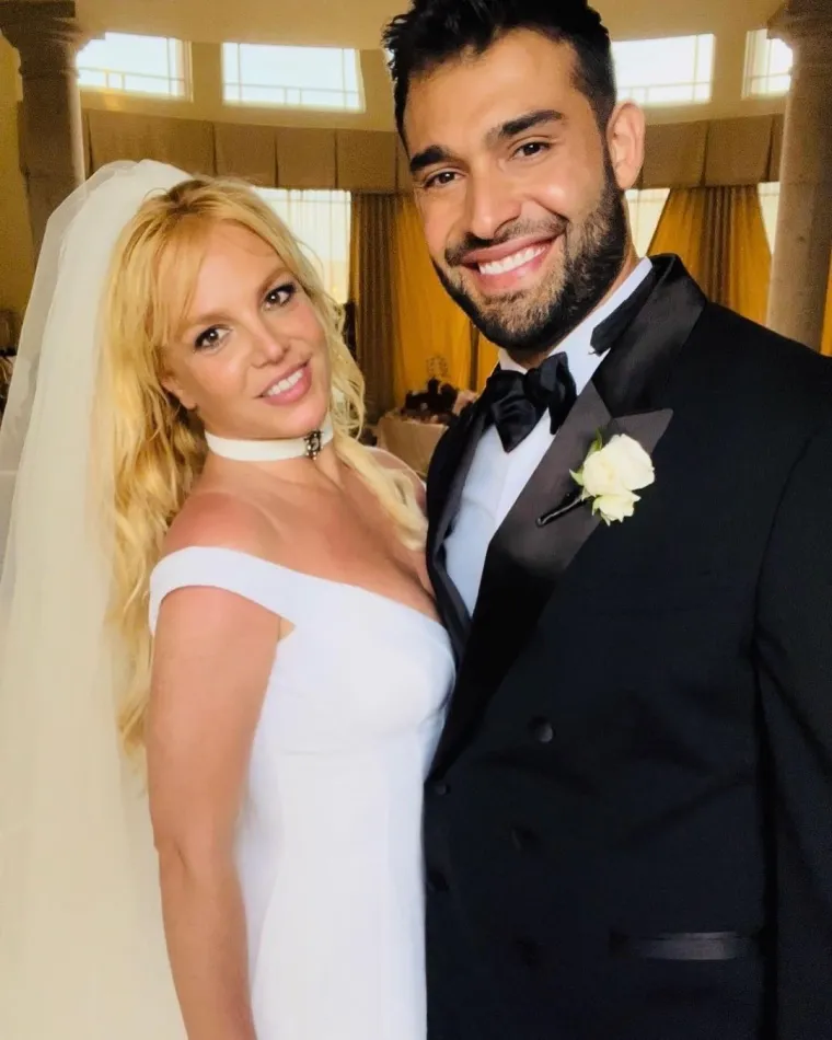 Par se napokon vjenčao 9. lipnja u Los Angelesu. Britney je nosila Versace vjenčanicu, a Sam je zablistao u crnom odijelu. Par je izgledao oduševljeno na dan svog vjenčanja, objavljujući svoje bračne fotografije na Instagramu. Ceremonija od 10 minuta održana je pod šatorom prekrivenim baršunom u kući para.