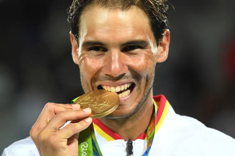 2016. - Olimpijsko zlato u parovima! 2015. označava kraj Nadalovog rekordnog niza, koji je deset godina zaredom osvojio barem jedan Grand Slam turnir po sezoni. Uvijek iznova osujećen ozljedama, također nije uspio osvojiti niti jedan od četiri velika turnira u 2016. Nakon što se morao povući na Roland Garrosu i odustao od Wimbledona, vratio se na Olimpijske igre. Završava četvrti u pojedinačnoj konkurenciji, ali osvaja zlatnu medalju u parovima zajedno s Marcom Lópezom.