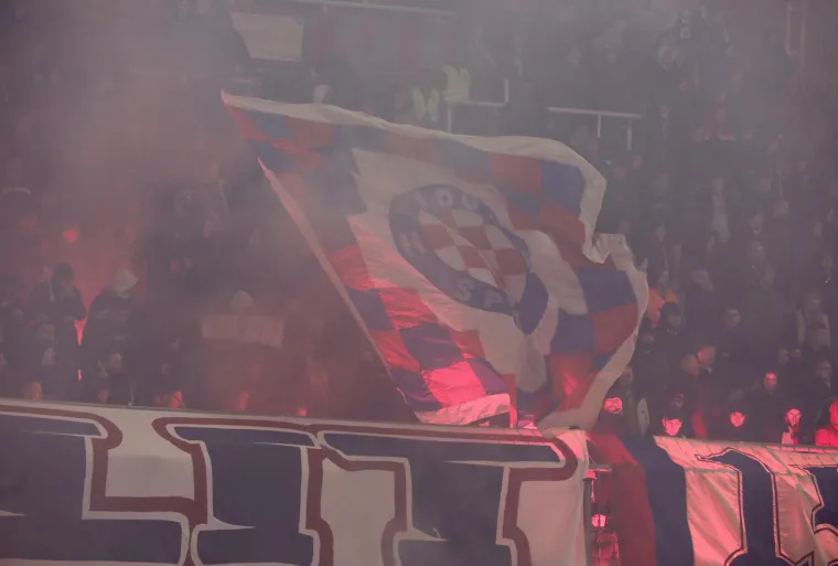 Najvjerniji i najžešći navijači Hajduka, Torcida, danas su podržavali svoj klub u utakmici protiv Rijeke ispred 14 tisuća navijača. Hajduk je izgubio 1:3 na svojem terenu i iako mnogi to nisu očekivali, Torcida je svejedno podržavala svoj klub nakon primljenih pogodaka. U drugome poluvremenu mogla se vidjeti i velika bakljada koja je zadimila teren. Armada je također došla podržati svoj klub koji je ostvario veliku pobjedu na Poljudu. Osim Rijeke, Armada je podršku iskazala i Ukrajini koja trenutno trpi napade agresorske Rusije. Na tribini su se tako mogle vidjeti istaknute ukrajinske zastave, a na jednoj od njih pisalo je i &quot;Slava Ukrajini&quot;.