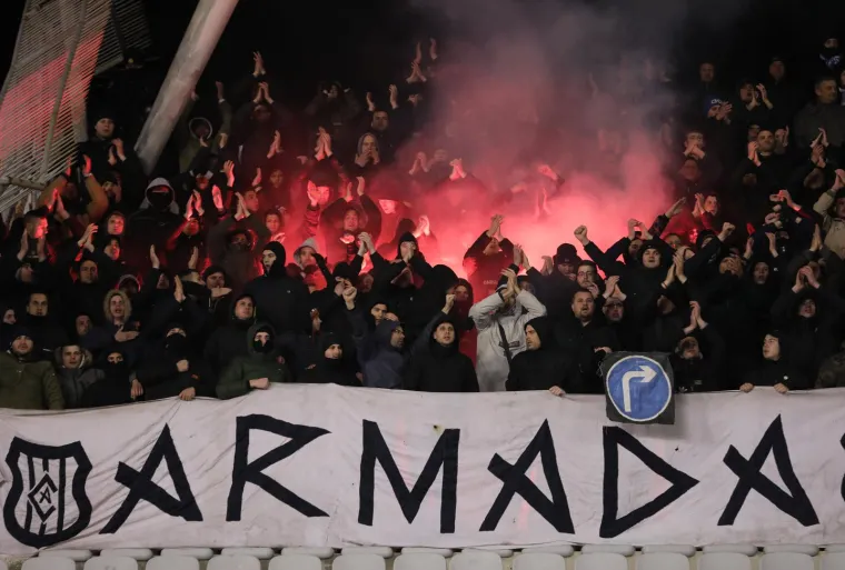 Najvjerniji i najžešći navijači Hajduka, Torcida, danas su podržavali svoj klub u utakmici protiv Rijeke ispred 14 tisuća navijača. Hajduk je izgubio 1:3 na svojem terenu i iako mnogi to nisu očekivali, Torcida je svejedno podržavala svoj klub nakon primljenih pogodaka. U drugome poluvremenu mogla se vidjeti i velika bakljada koja je zadimila teren. Armada je također došla podržati svoj klub koji je ostvario veliku pobjedu na Poljudu. Osim Rijeke, Armada je podršku iskazala i Ukrajini koja trenutno trpi napade agresorske Rusije. Na tribini su se tako mogle vidjeti istaknute ukrajinske zastave, a na jednoj od njih pisalo je i &quot;Slava Ukrajini&quot;.
