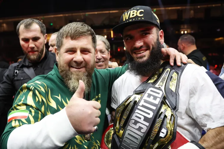Ramzan Kadyrov, čečenski vođa, Putinov sluga čiji vojnici u Ukrajini rade zločine, bio je posebni gost eventa u Ryadu. Javnost je ostala zgrožena kad je vidjela njegovo ime na stolici uz ring, neposredno iza Eddie Hearna i Bustera Ryhmesa.