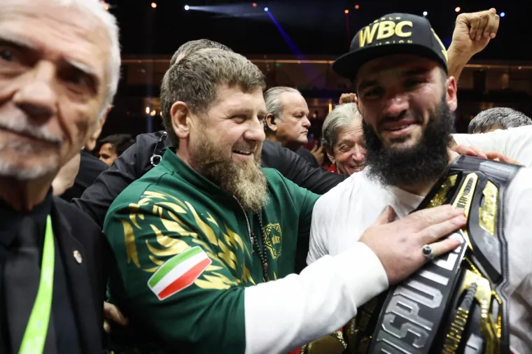 Šef Čečenske Republike Ramzan Kadirov pozvan je na borbu za naslov neprikosnovenog prvaka u poluteškoj kategoriji između Rusa Dmitrija Bivola i Artura Beterbieva.Beterbiev je rusko-kanadski boksač, dok je Bivol ruski predstavnik.