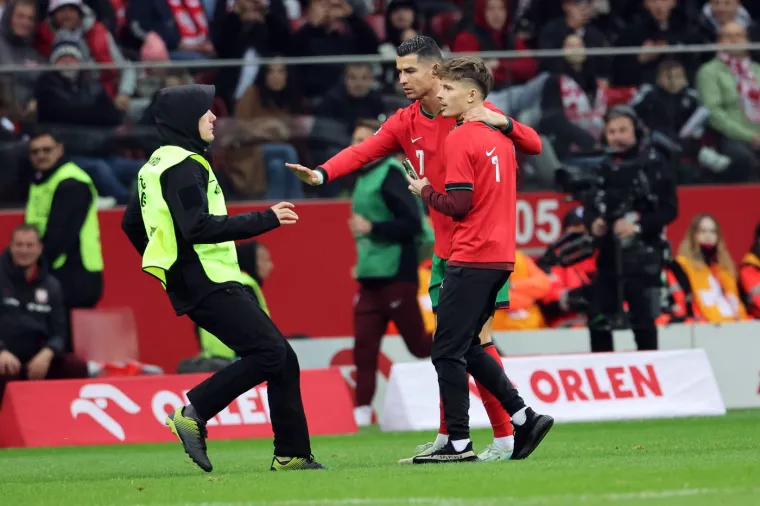 Ronaldo zaustavlja zaštitara koji je odmah potrčao prema navijaču koji je uletio na travnjak kako bi se slikao s Portugalcem 