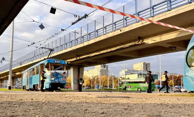 Ovo je mjesto teške nesreće autobusa i tramvaja. Jedna osoba stradala na licu mjesta