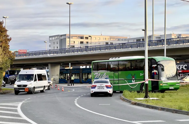 Ovo je mjesto teške nesreće autobusa i tramvaja. Jedna osoba stradala na licu mjesta