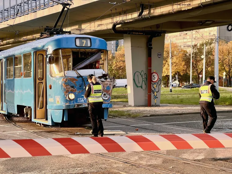 Ovo je mjesto teške nesreće autobusa i tramvaja. Jedna osoba stradala na licu mjesta