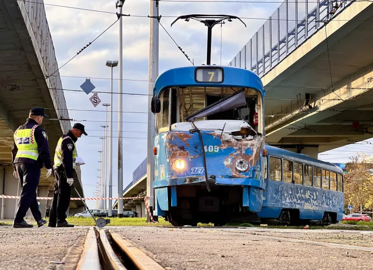 Ovo je mjesto teške nesreće autobusa i tramvaja. Jedna osoba stradala na licu mjesta