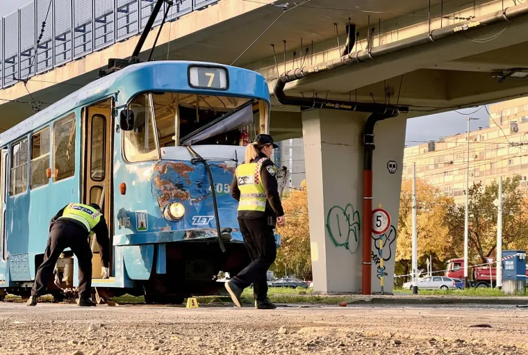 Ovo je mjesto teške nesreće autobusa i tramvaja. Jedna osoba stradala na licu mjesta