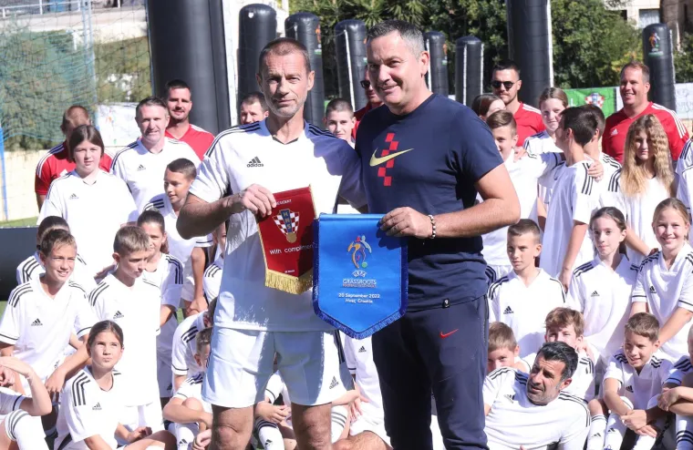 Veliki Portugalac bio je hit: Svjetske nogometne legende zaigrale protiv školaraca s Hvara