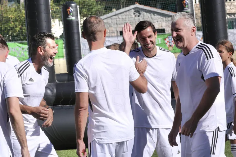 Veliki Portugalac bio je hit: Svjetske nogometne legende zaigrale protiv školaraca s Hvara