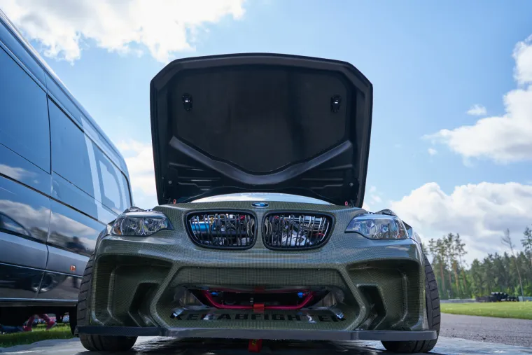 4. Nemojte zagrijavati motor: Možda ne želite ući u hladan automobil u prohladno zimsko jutro, ali paljenje motora radi zagrijavanja samo je trošenje goriva. Ako čistite vjetrobran, koristite sredstvo za odleđivanje i strugač umjesto da se oslanjate na motor da obavi sav posao. 