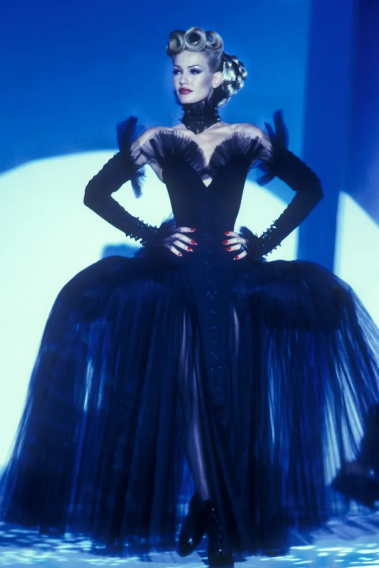 Karen je, između ostalog, 1991. godine pozirala za legendarnog modnog fotografa Petera Lindbergha uz Naomi Campbell, Cindy Crawford, Lindu Evangelistu, Tatjanu Patitz, Claudiju Schiffer, Stephanie Seymour i Helenu Christensen.