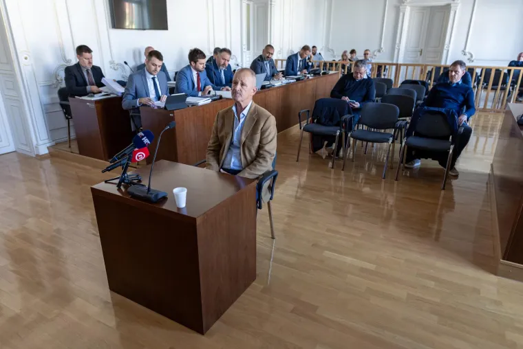 Predsjednik NK Zagreb Dražen Medić posvjedočio je kako je sa Zdravkom Mamićem dogovorio transfer igrača Maria Mandžukića i Ivice Vrdoljaka u Dinamo, po cijeni od 1,5 milijuna eura što je u cijelosti uplaćeno na račun NK Zagreba.