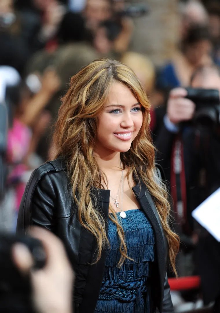 Godine 2005. Cyrus je bila na audiciji za glavnu ulogu u &apos;Hannah Montani&apos;, seriji Disney Channela o djevojci koja vodi dvostruki život kao normalna srednjoškolka i, uz pomoć plave perike, kao glamurozna pop pjevačica. 