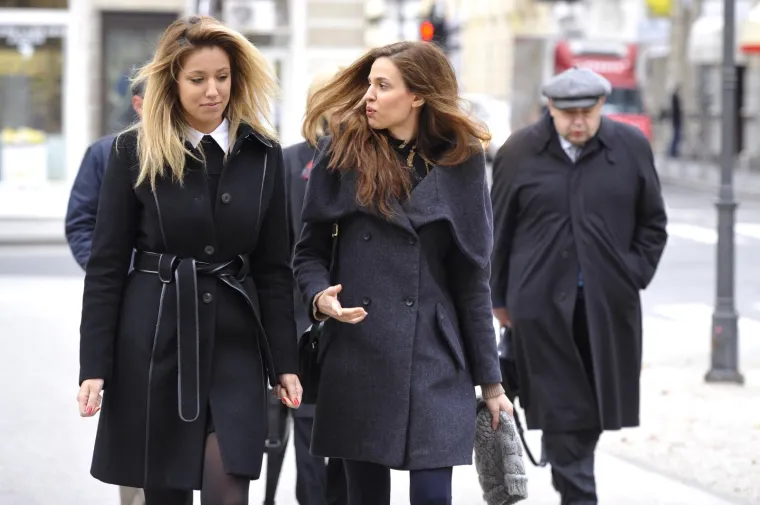 Sanaderova starija kći, Petra, glumica je i scenaristica koja već 15-ak godina živi i radi u New Yorku. Ondje se preselila nakon što je diplomirala na Akademiji dramskih umjetnosti 2008. u Zagrebu, a otputovala je zajedno s tadašnjim dečkom, glumcem Andrejem Dojkićem (43). 