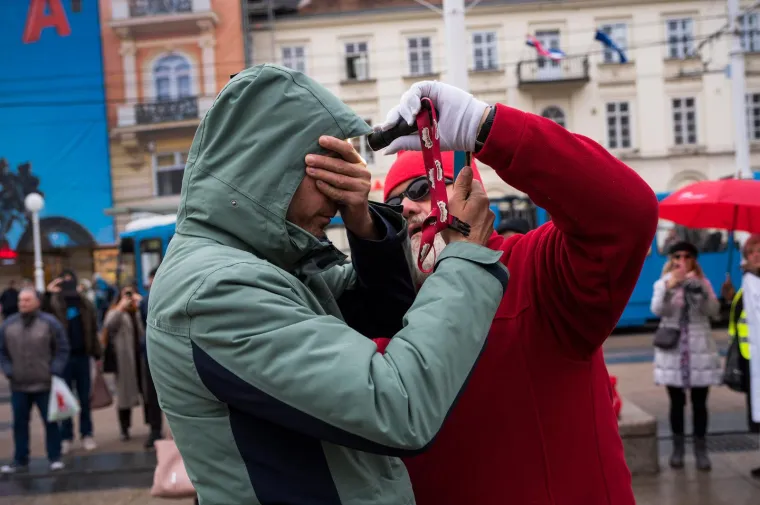 Muškarci mole diljem Hrvatske da postanu glavne face u obitelji. Pernar snimao prosvjednike protiv molitelja