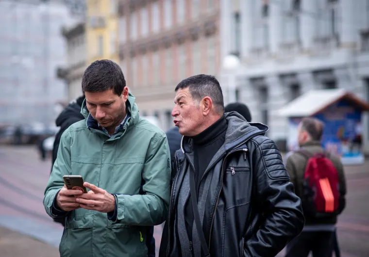 Muškarci mole diljem Hrvatske da postanu glavne face u obitelji. Pernar snimao prosvjednike protiv molitelja