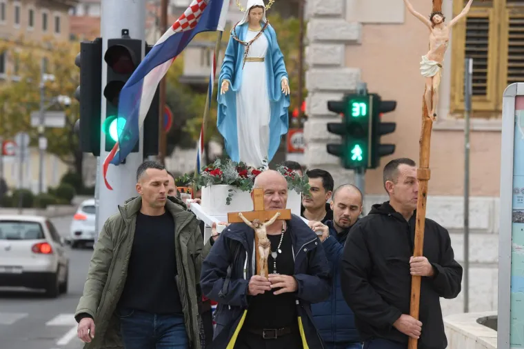 Muškarci mole diljem Hrvatske da postanu glavne face u obitelji. Pernar snimao prosvjednike protiv molitelja