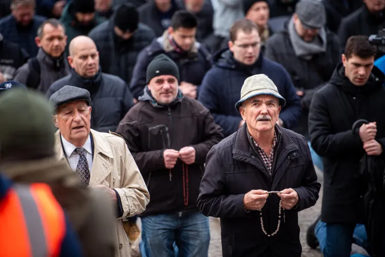 Muškarci mole diljem Hrvatske da postanu glavne face u obitelji. Pernar snimao prosvjednike protiv molitelja