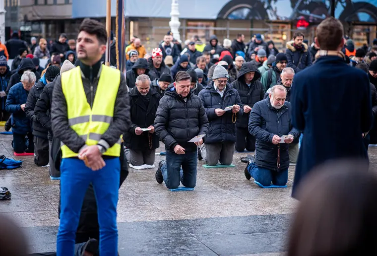 Muškarci mole diljem Hrvatske da postanu glavne face u obitelji. Pernar snimao prosvjednike protiv molitelja