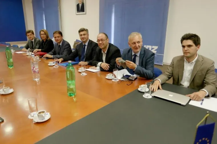 U pregovaračkom timu HDZ-a su predsjednik stranke Andrej Plenković, Zdravko Marić, Ivana maletić, Gordan Jandroković, Davor Ivo Stier i Davorin Božinović.