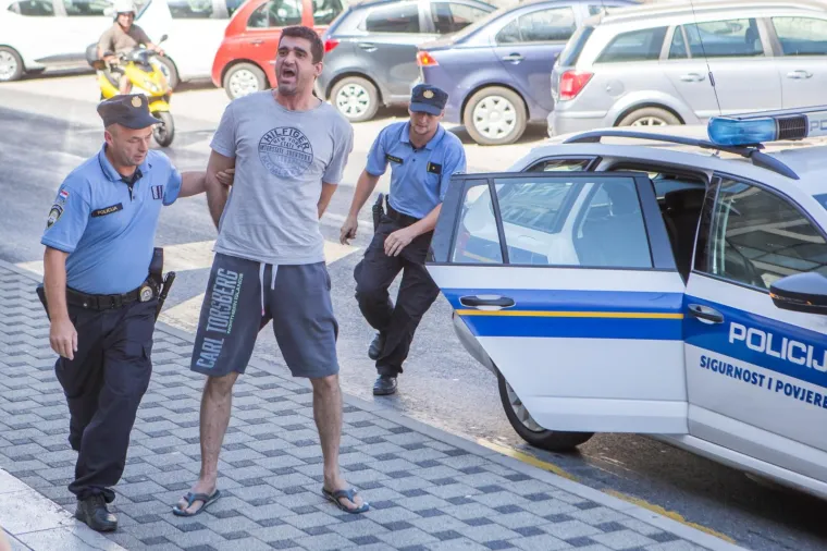 PLJAČKAŠ IZ DUBROVNIKA PLJUVAO NA NOVINARE: Priveden Damir Katanić osumnjičen za pljačku stana