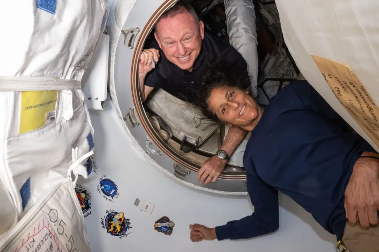 8. Svemirske pelene: Dok se urin na ISS-u obično pročišćava u vodu za piće, astronauti nose posebne svemirske pelene poznate kao MAG (Maximum Absorbency Garment) kada izlaze iz letjelice, koje se zatim odbacuju i spaljuju nakon ponovnog ulaska u Zemljinu atmosferu.