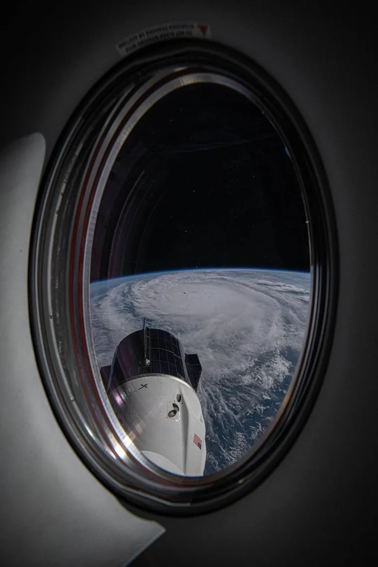 12. Pogled: Kupola na ISS-u pruža prekrasan pogled na Zemlju, uključujući pogled na polarnu svjetlost, munje i gradska svjetla. Ova perspektiva duboko utječe na astronaute na način koji se naziva &quot;učinak pregleda&quot;. Poznato je da se astronauti značajno mijenjaju nakon povratka na Zemlju.