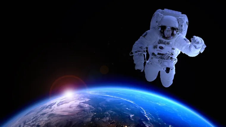 15. Češanje: Svaki put kad astronaut napusti svemirsku letjelicu, mora obući odijelo poznato kao Extravehicular Mobility Unit (EMU). Iako ova odijela štite astronaute od surovog svemirskog okruženja, ne postoji način da se počešete kada vas svrbi.