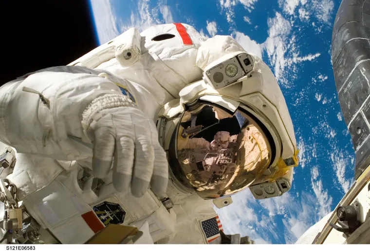 16. Kihanje: Astronauti se moraju suzdržati od kihanja dok su u svemirskim odijelima. No ako je to neizbježno, obučeni su usmjeriti kihanje prema dolje u ovratnik, jer unutar kacige nema brisača. 