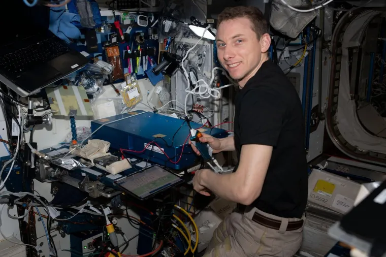 23. Pranje suđa: Kao što je već spomenuto, tekuća voda ne može se koristiti nigdje na Međunarodnoj svemirskoj postaji, pa astronauti moraju koristiti vlažne dezinfekcijske maramice ako žele očistiti pribor za jelo.